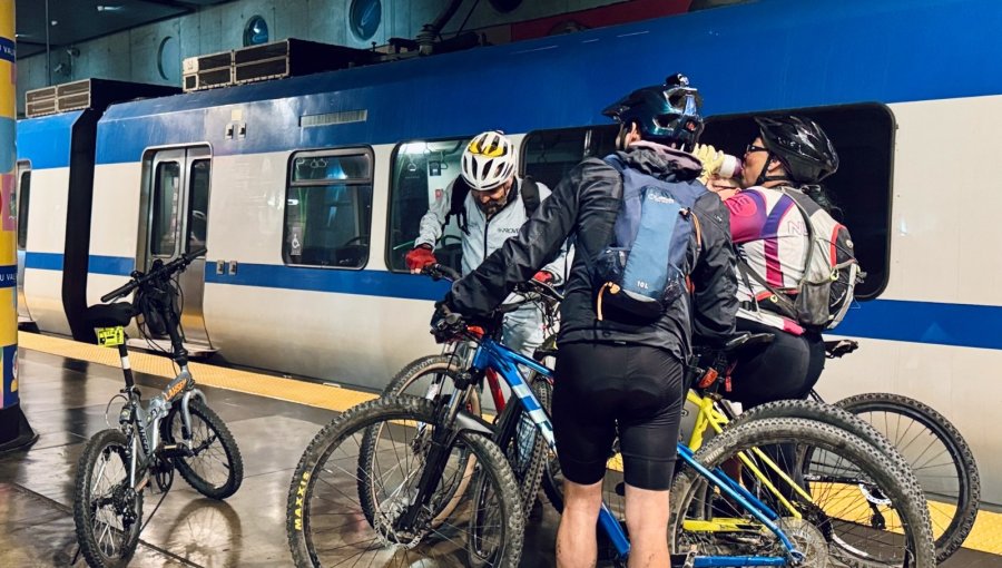 Primera cicletada del verano transportó a más de medio centenar de personas en el Tren Limache - Puerto