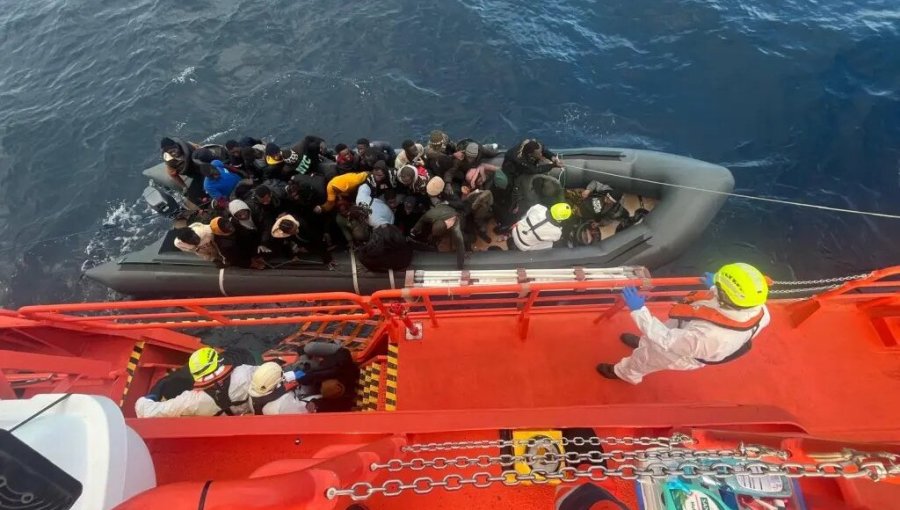 La impresionante imagen de un bebé que nació en una embarcación repleta de migrantes que trataban de llegar a España