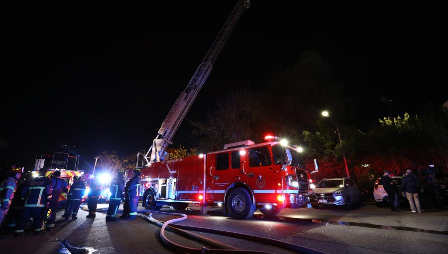 Incendio en estacionamiento subterráneo de edificio en Providencia deja a un hombre muerto