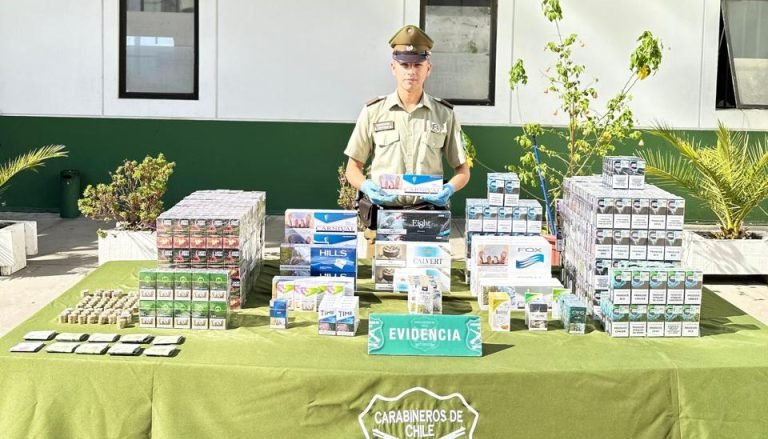 Decomisan más de mil cajetillas de cigarros que eran vendidos y transportados dentro de un furgón en Valparaíso