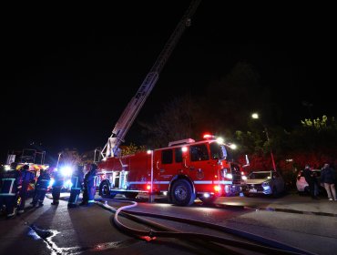 Incendio en estacionamiento subterráneo de edificio en Providencia deja a un hombre muerto