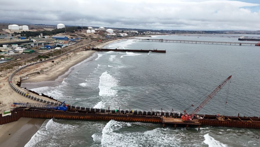 Concluye con éxito el lanzamiento y hundimiento del emisario de la planta desalinizadora en bahía Quintero - Puchuncaví