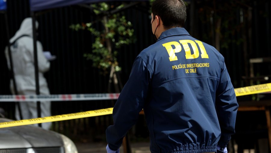 Mujer fue asesinada a puñaladas tras reunión de amigos en un ruco de Santiago