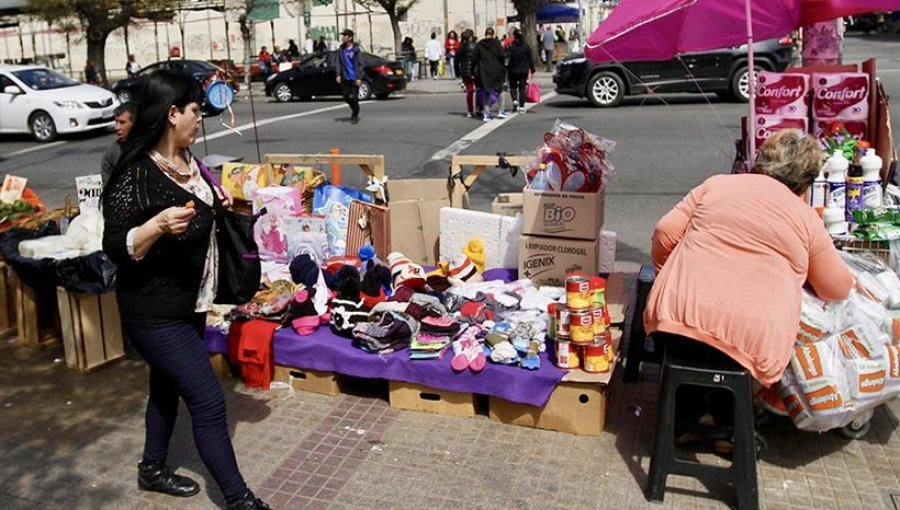 Polémico estudio al comercio informal de Valparaíso propone comité estratégico y desata molestia de ediles: "Queremos erradicación"