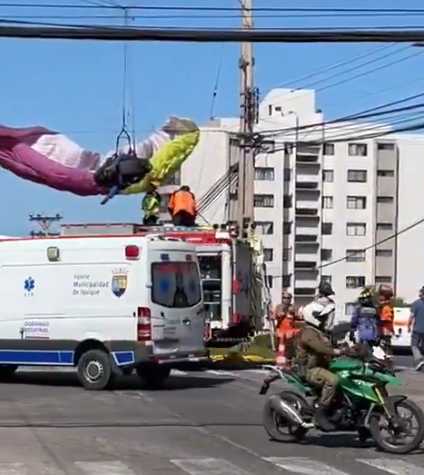 Iquique: Rescatan a parapentistas atrapados en cables eléctricos