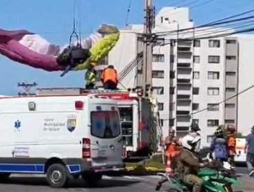 Iquique: Rescatan a parapentistas atrapados en cables eléctricos