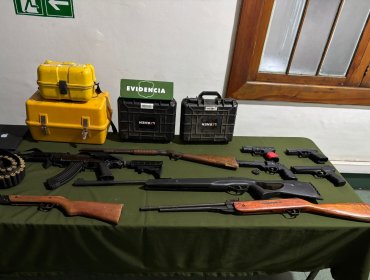 Denuncia por disparos en toma de San Antonio permite incautar pistolas, rifles y una subametralladora: siete detenidos