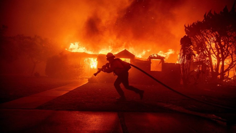 Fuertes vientos complican la extinción de los incendios en California cuando se abre un nuevo frente