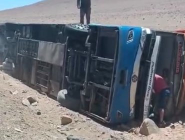 Al menos dos personas fallecidas y 40 lesionadas deja volcamiento de bus en la ruta 5 Norte en Taltal