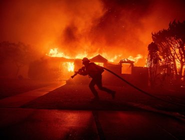 Fuertes vientos complican la extinción de los incendios en California cuando se abre un nuevo frente