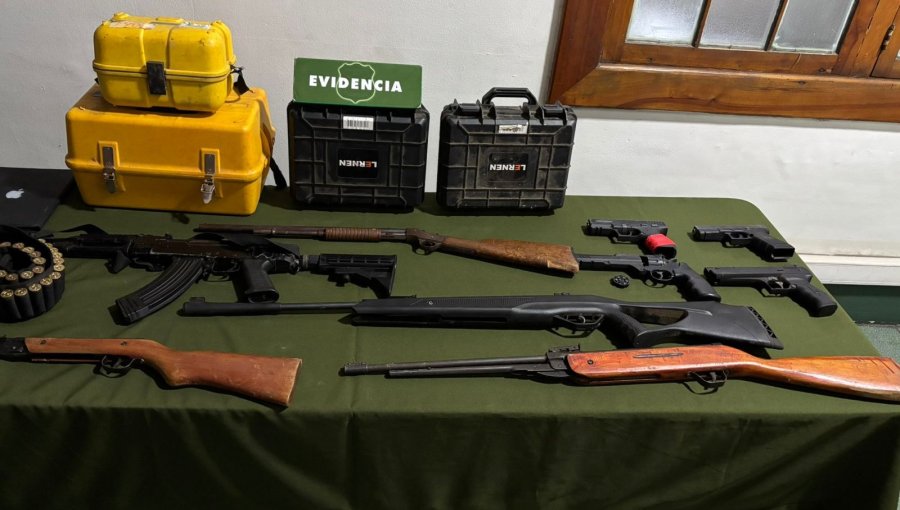 Denuncia por disparos en toma de San Antonio permite incautar pistolas, rifles y una subametralladora: siete detenidos