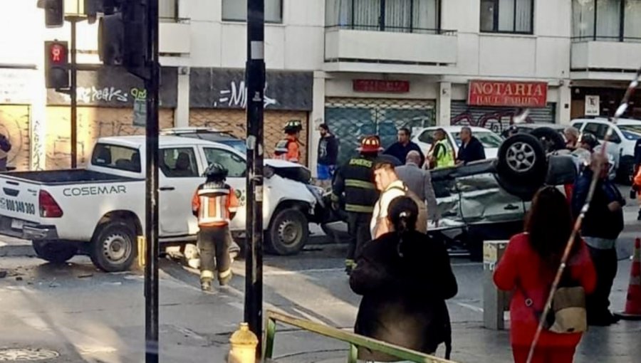 Colisión vehicular termina con automóvil volcado en pleno centro de Viña del Mar