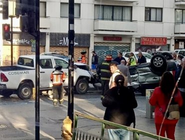 Colisión vehicular termina con automóvil volcado en pleno centro de Viña del Mar