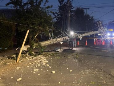 Conductor en aparente estado de ebriedad arrasó con poste y dejó sin luz a La Florida