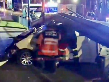 Vehículo termina destruido tras chocar contra barrera frente al mall de Viña del Mar