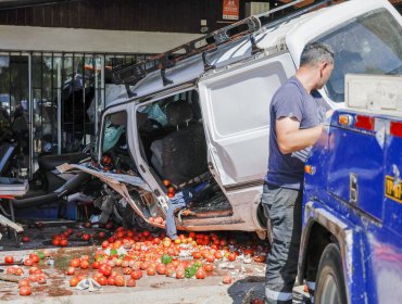 Furgón queda incrustado en una vivienda tras evadir fiscalización en Lo Prado: conductor fue detenido