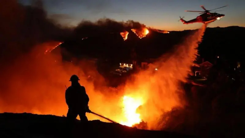 Cuáles son las teorías sobre las causas de los incendios en Los Angeles que examinan los investigadores en su minuciosa búsqueda