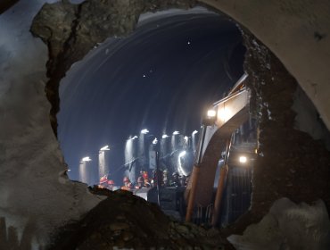 Derrumbe en obras de Metro en Las Condes deja a dos trabajadores atrapados: fueron rescatados con algunas lesiones