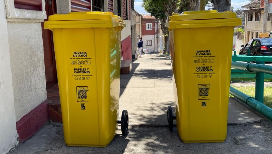 Potencian el reciclaje doméstico en Viña del Mar con la entrega de contenedores a vecinos