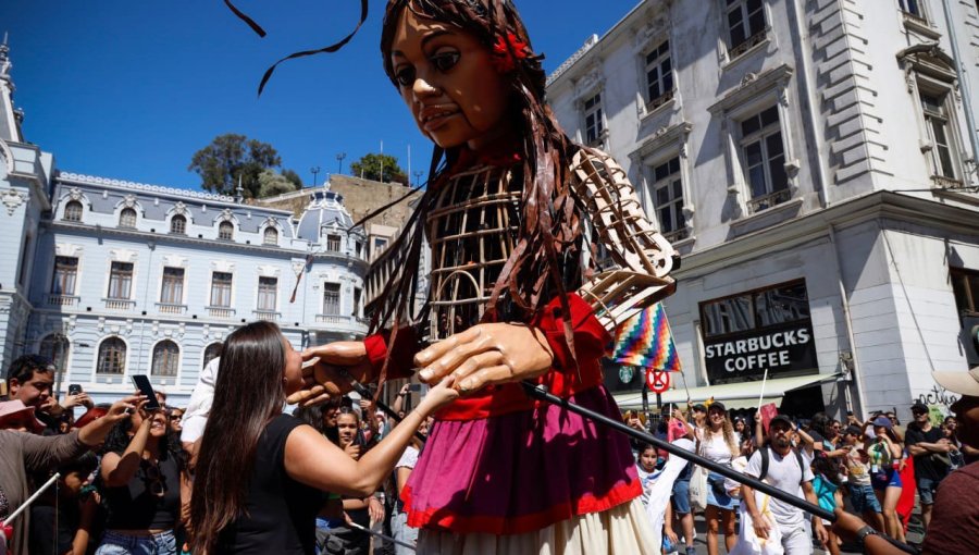 Muñeca gigante “Amal” llegó embarcada en una lancha y recorrió las calles de Valparaíso