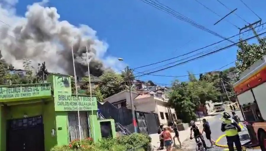 Incendio en Forestal bajo afecta a dos casas con riesgo de seguir propagándose