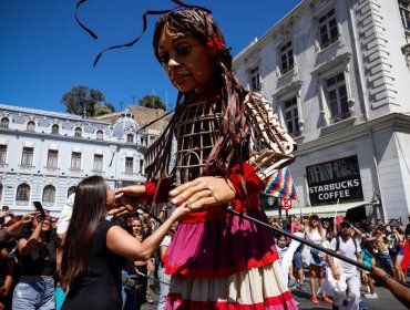 Muñeca gigante “Amal” llegó embarcada en una lancha y recorrió las calles de Valparaíso