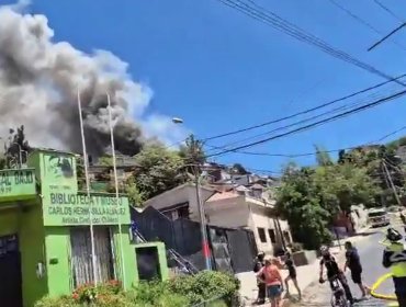 Incendio en Forestal bajo afecta a dos casas con riesgo de seguir propagándose