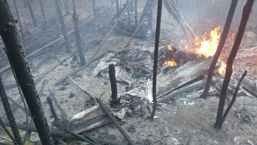 Helicóptero se estrella en Paredones en la región de O'Higgins y provoca incendio forestal