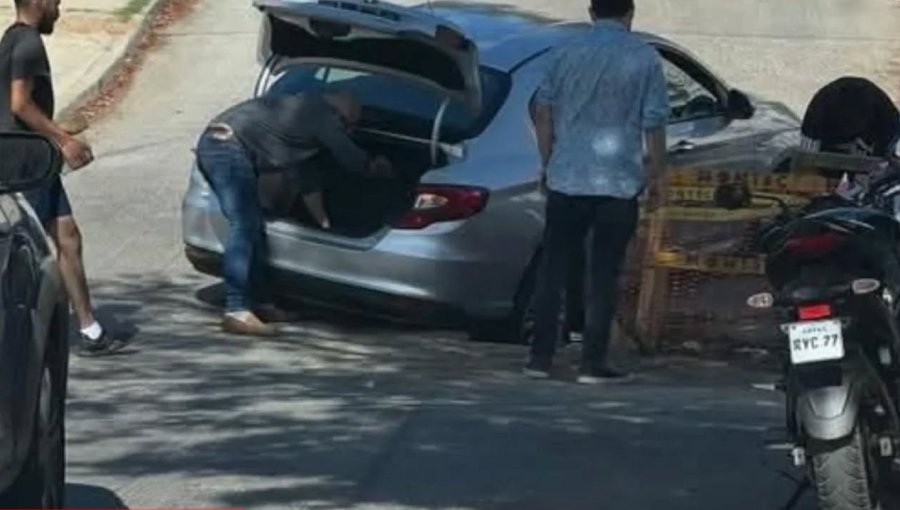 Vecinos denuncian que automóviles han caído a un hoyo generado en trabajos inconclusos en sector de Viña del Mar