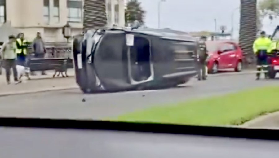 Accidente de tránsito termina con vehículo volcado en la Av. Nueva Libertad de Viña