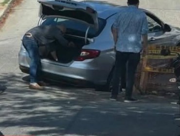 Vecinos denuncian que automóviles han caído a un hoyo generado en trabajos inconclusos en sector de Viña del Mar