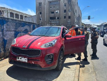 Un detenido deja control vehicular en la Av. Errázuriz de Valparaíso: conductor se movilizaba en auto con patente falsificada