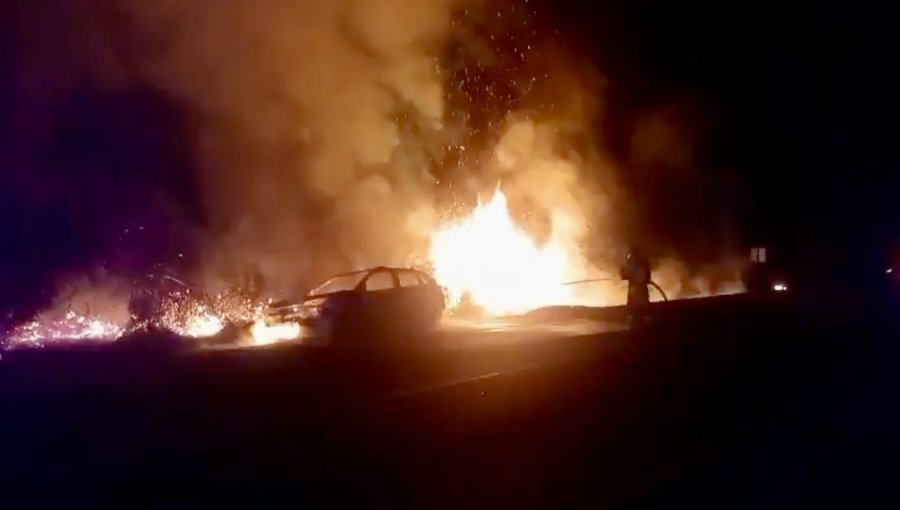 Incendio vehicular se propagó a sector de pastizales en autopista de Calle Larga