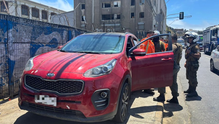 Un detenido deja control vehicular en la Av. Errázuriz de Valparaíso: conductor se movilizaba en auto con patente falsificada