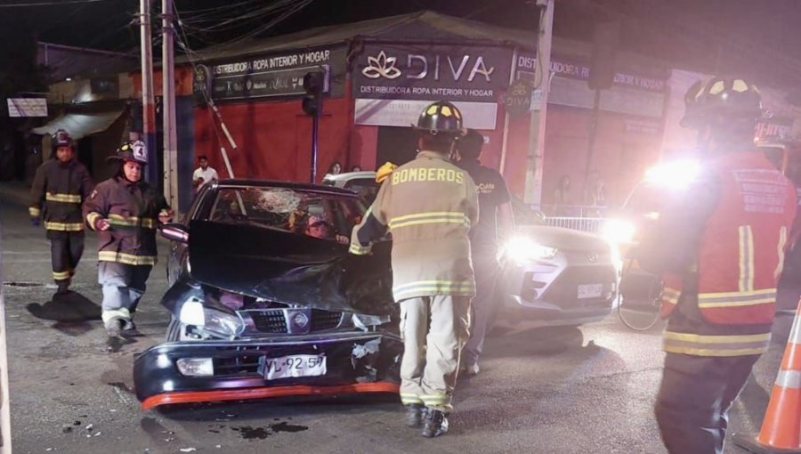 Tres lesionados deja violenta colisión de dos automóviles en la Av. Condell de Quillota