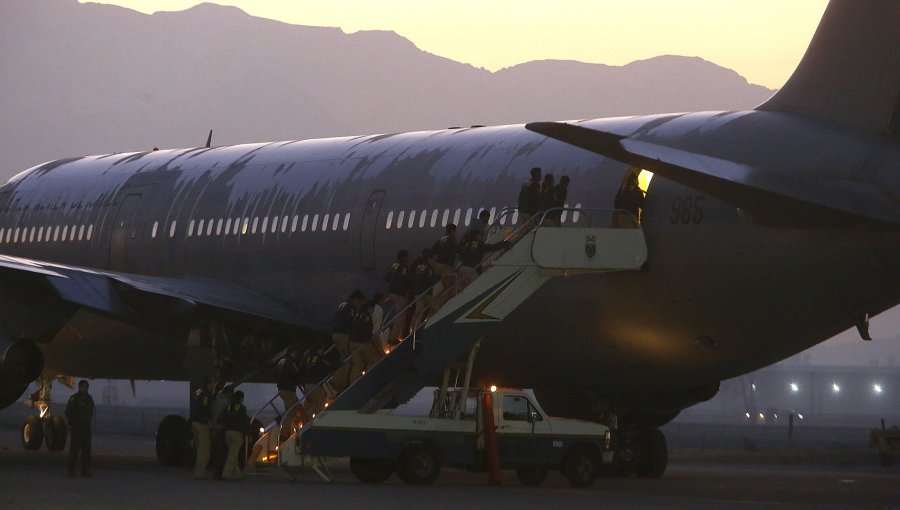 Concretan primer vuelo con extranjeros expulsados desde Chile: 37 personas fueron deportadas a Bolivia, Colombia y Ecuador