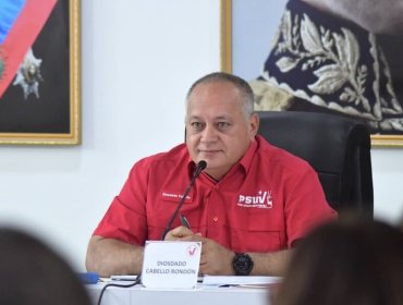 Diosdado Cabello acusa al Presidente Boric de prohibir que aviones venezolanos aterricen en Chile para repatriar ciudadanos