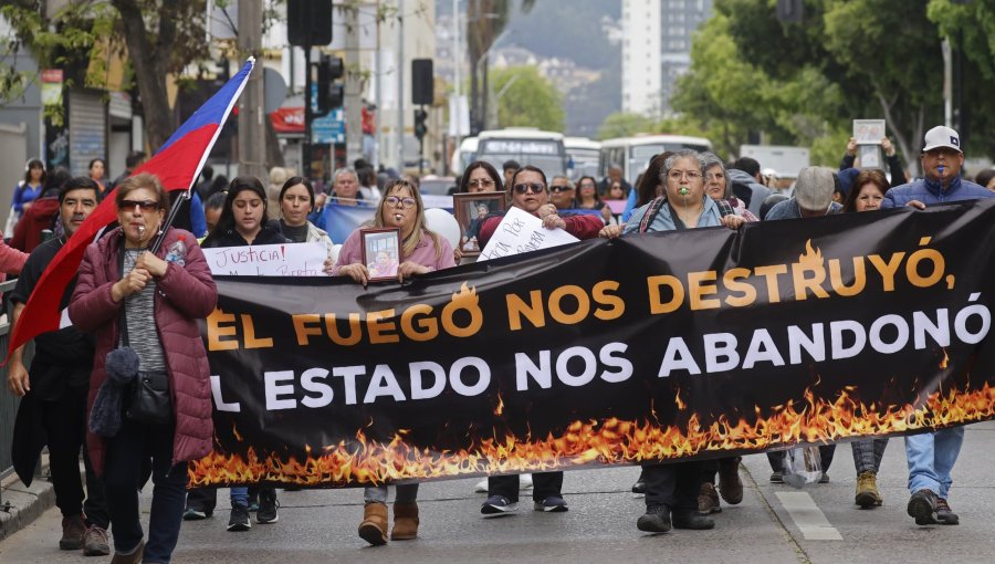 Grupo de damnificados por megaincendio anuncia huelga de hambre tras incertezas por bono de acogida y reconstrucción