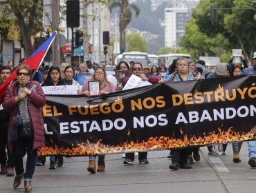 Grupo de damnificados por megaincendio anuncia huelga de hambre tras incertezas por bono de acogida y reconstrucción