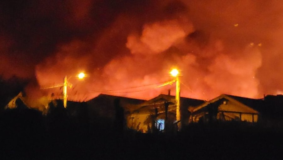 Incendio consume al menos a dos viviendas en el sector de Belloto Norte de Quilpué