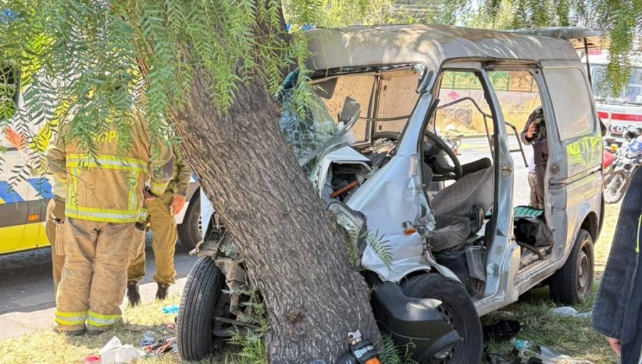 Lactante de un año y una mujer mueren tras choque de furgón en Camino a Melipilla en Maipú