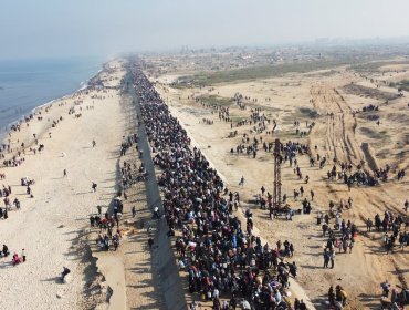 Bajo una serie de reglas, miles de palestinos iniciaron su regreso al norte de Gaza