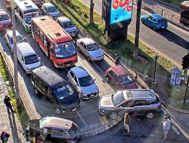 Un lesionado y una alta congestión vehicular dejó accidente de tránsito frente al Mall de Viña