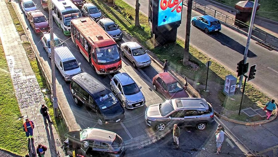 Un lesionado y una alta congestión vehicular dejó accidente de tránsito frente al Mall de Viña