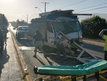 Cuatro lesionados deja colisión entre camión 3/4 y microbús en la Av. Eastman de Limache