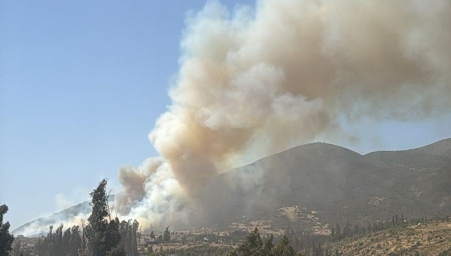 Declaran Alerta Roja para las comunas de Quintero y Quillota por incendio forestal