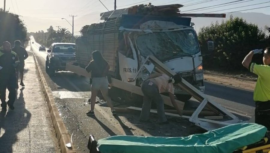 Cuatro lesionados deja colisión entre camión 3/4 y microbús en la Av. Eastman de Limache