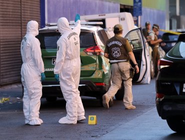 Carabinero de civil frustra a disparos el robo de su vehículo mientras compraba en el Barrio Meiggs junto a su familia