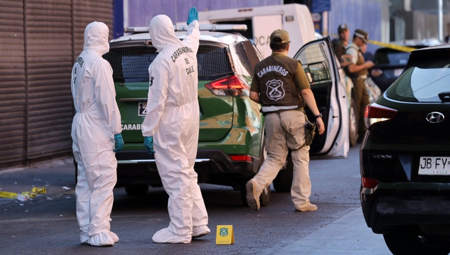 Carabinero de civil frustra a disparos el robo de su vehículo mientras compraba en el Barrio Meiggs junto a su familia