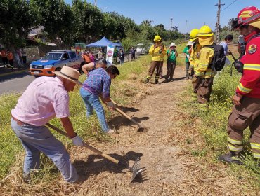 Brigadistas de Conaf enseñaron a construir cortafuegos a residentes de San Pedro en Quillota